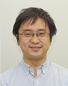 白のシャツの男性豊田氏