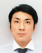 ワイシャツの男性衛藤氏