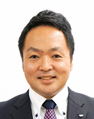 スーツの男性安東氏