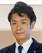 スーツの男性新井氏