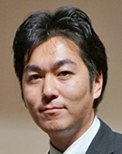 スーツの男性藤村氏