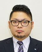 スーツの男性花沢氏