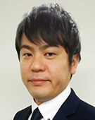スーツの男性半田氏
