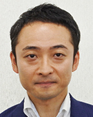 スーツの男性井岡氏