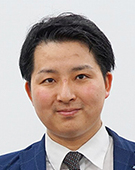 スーツの男性石岡氏