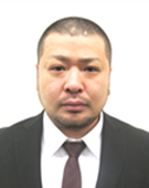 スーツの男性加島氏