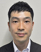 スーツの男性勝亦氏