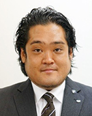 スーツの男性小林氏