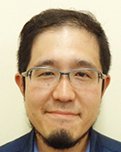 スーツの男性小出氏