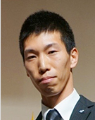 スーツの男性井岡氏
