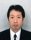 スーツの男性栗原氏