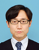 スーツの男性草野氏