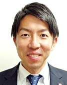 スーツの男性本橋氏