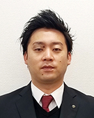 スーツの男性小川氏