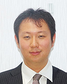 スーツの男性宍戸氏