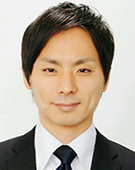 スーツの男性鈴木氏