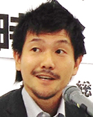 スーツの男性鈴木氏