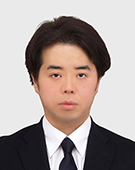 スーツの男性田中氏