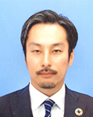 スーツの男性戸川氏