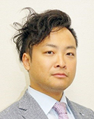 スーツの男性山口氏