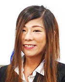 スーツの女性鈴木氏