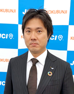 紺のスーツの男性-239px-304px